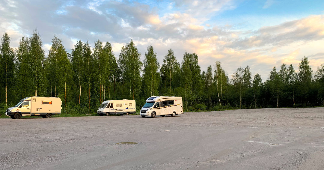 View of a parking lot behind the Fjällräven outlet store in Örnsköldsvik, where you can stay with your motorhome or van.